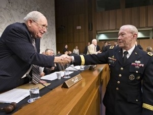 Chủ tịch Ủy ban quân lực Thượng viện Mỹ Carl Levin (trái).